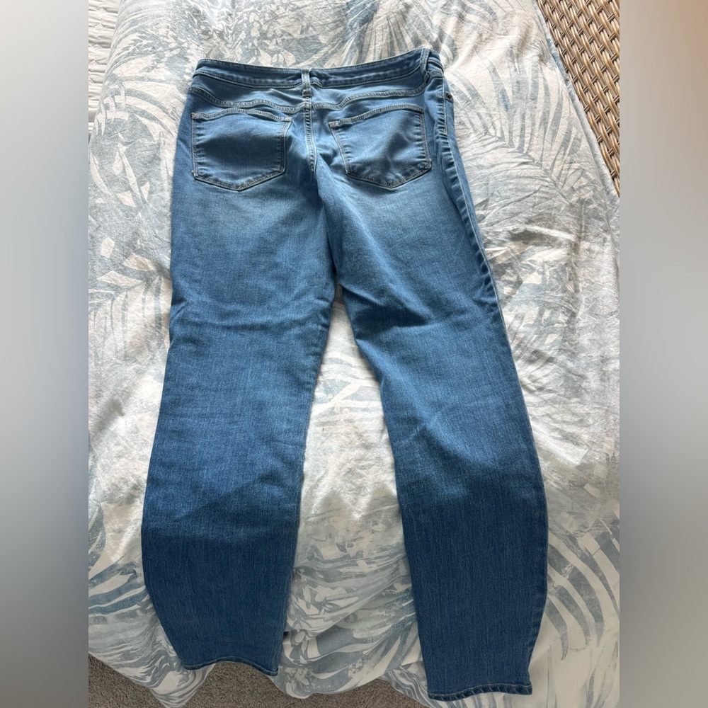 Universal Thread Women's Straight-Leg Jeans in Medium Blue Wash